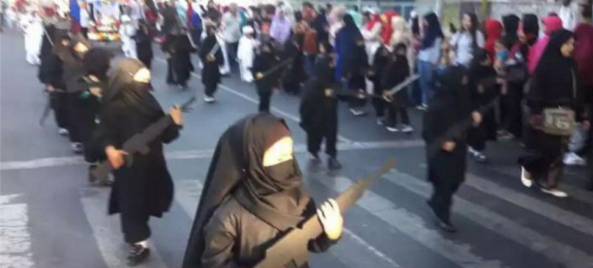 Dyrektor przedszkola przebrał dzieci za bojowników ISIS