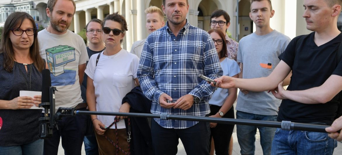 Trzaskowski brzytwy się chwyta. Chce nocnego burmistrza. O co mu chodzi?