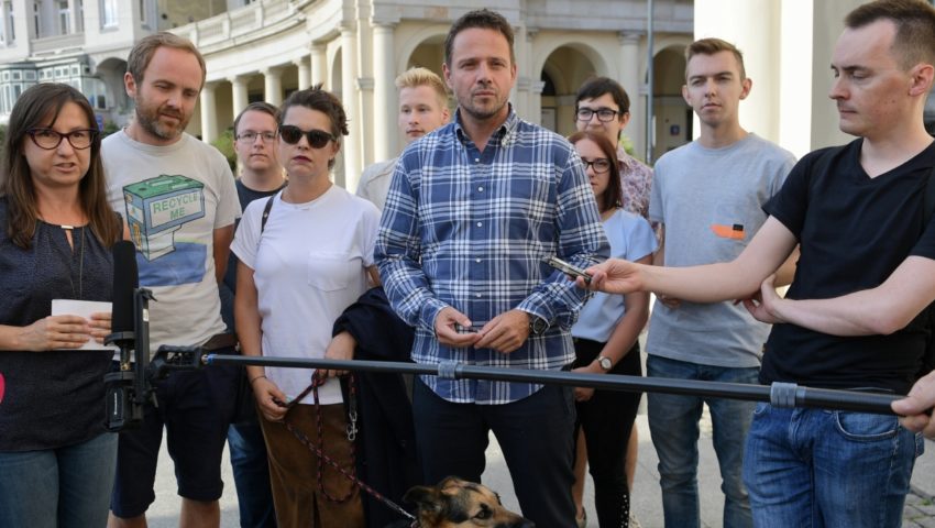 Trzaskowski brzytwy się chwyta. Chce nocnego burmistrza. O co mu chodzi?