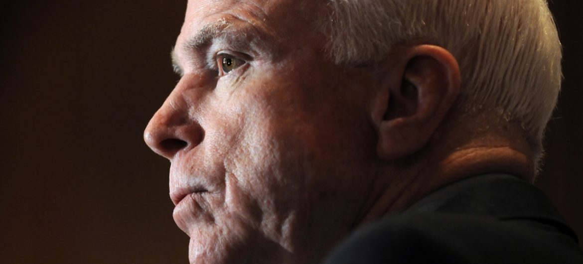Chory na raka mózgu senator John McCain postanowił przerwać terapię