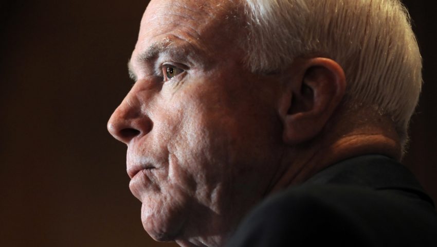 Chory na raka mózgu senator John McCain postanowił przerwać terapię
