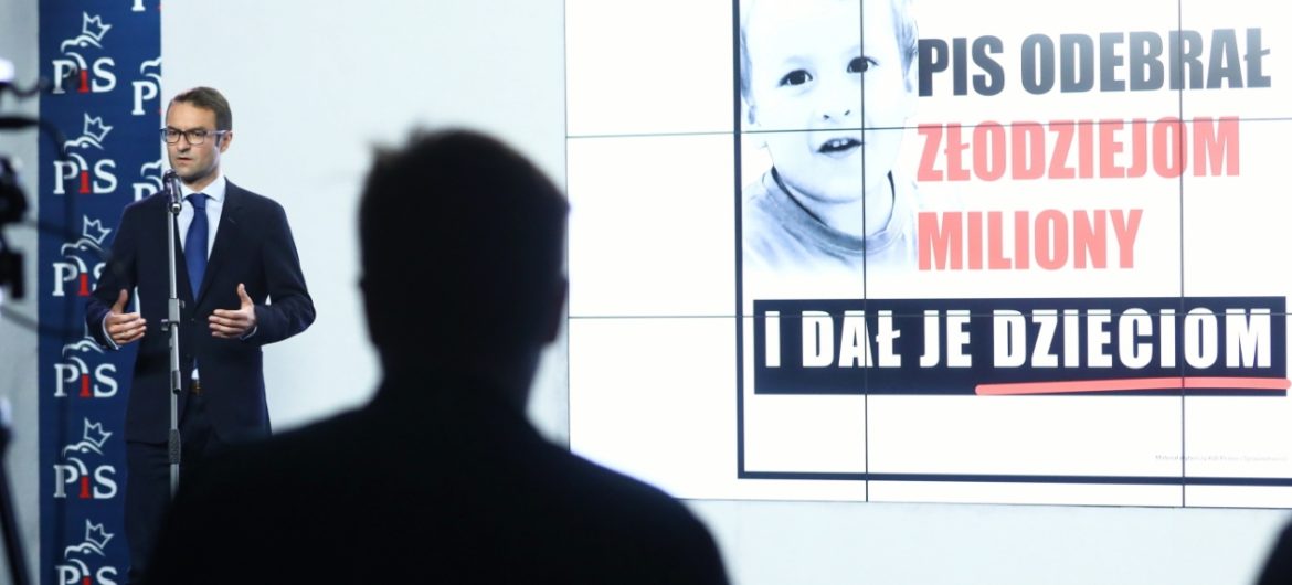 Szef sztabu PiS przedstawił akcję billboardową: PiS odebrał złodziejom miliony i dał je dzieciom