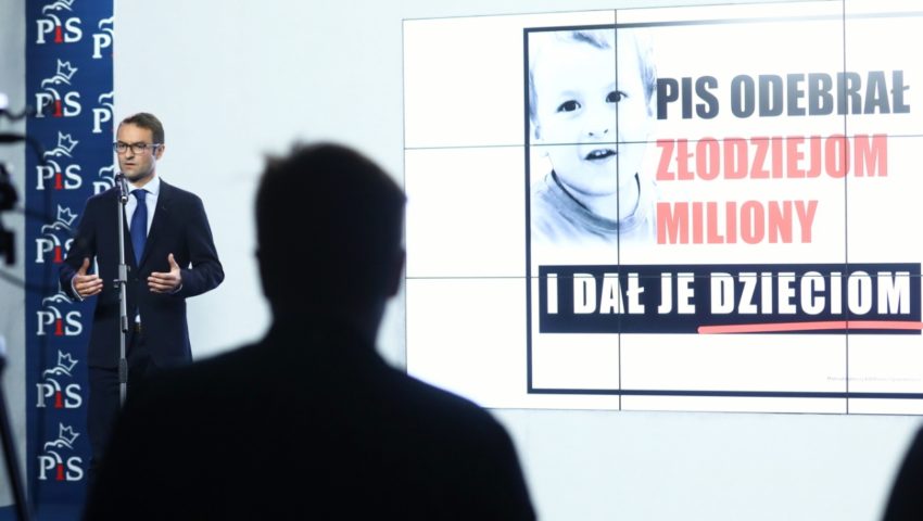 Szef sztabu PiS przedstawił akcję billboardową: PiS odebrał złodziejom miliony i dał je dzieciom