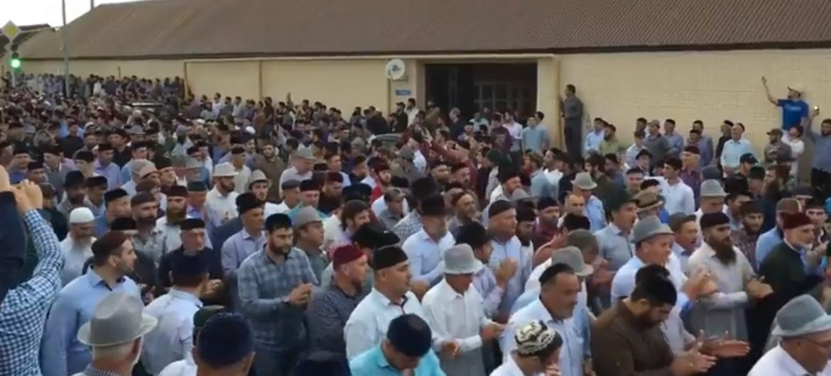 Tysiące Czeczenów pożegnały skatowanego na śmierć w rosyjskim więzieniu