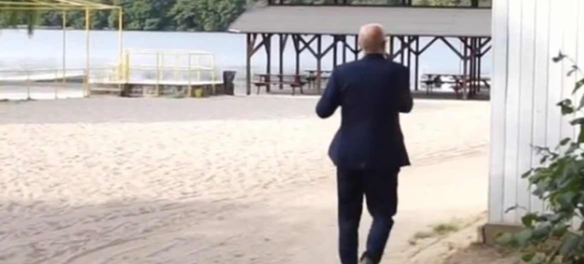Polska powiatowa w pigułce. Pijany burmistrz ucieka przed swoim zastępcą