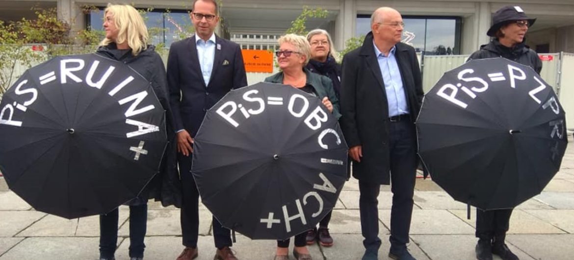 Hipokryzja! Opozycja stoi z hasłami „PiS=PZPR+”, a obok nich były działacz komunistyczny