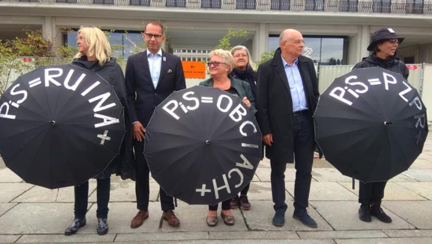 Hipokryzja! Opozycja stoi z hasłami „PiS=PZPR+”, a obok nich były działacz komunistyczny
