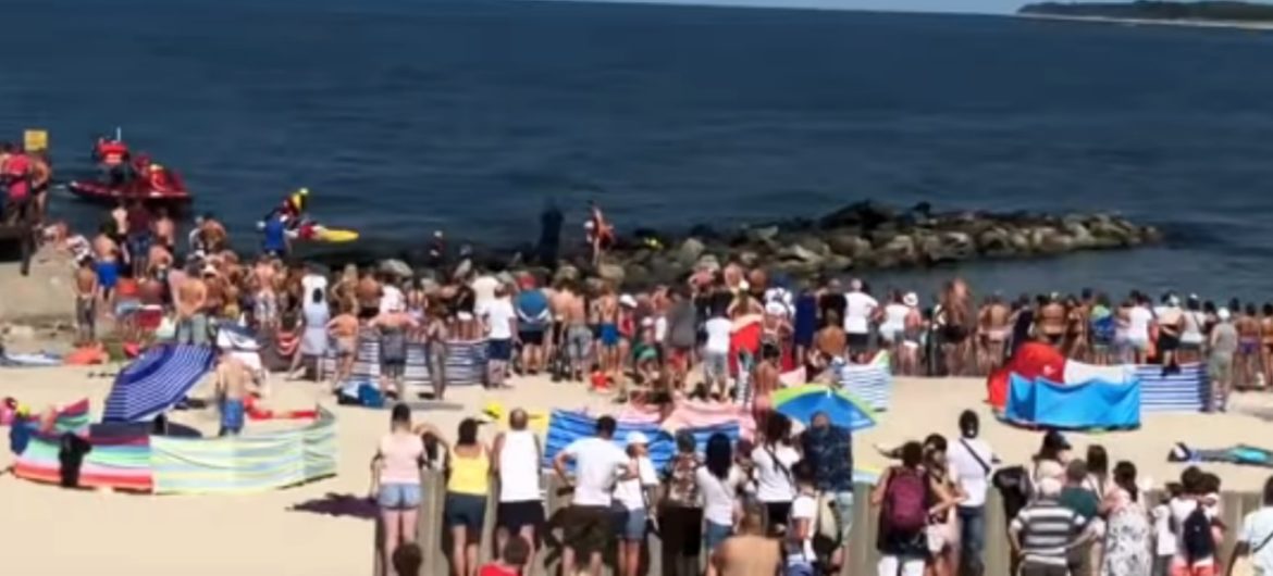 Łzy rodziców, apele ratowników, a tłum gapiów biernie przygląda się dramatowi. Tragedia stała się dla nich atrakcją