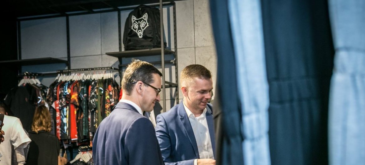 Premier Morawiecki odwiedził sklep „Red is Bad”. Znana marka nie kryje zachwytu