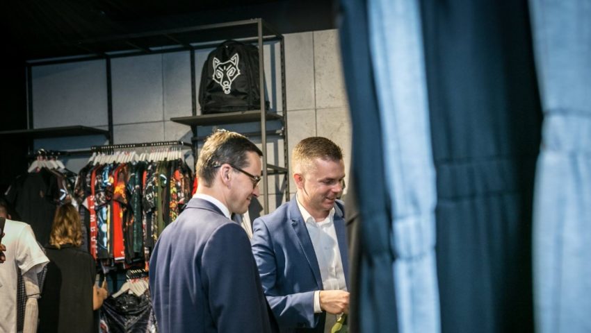 Premier Morawiecki odwiedził sklep „Red is Bad”. Znana marka nie kryje zachwytu