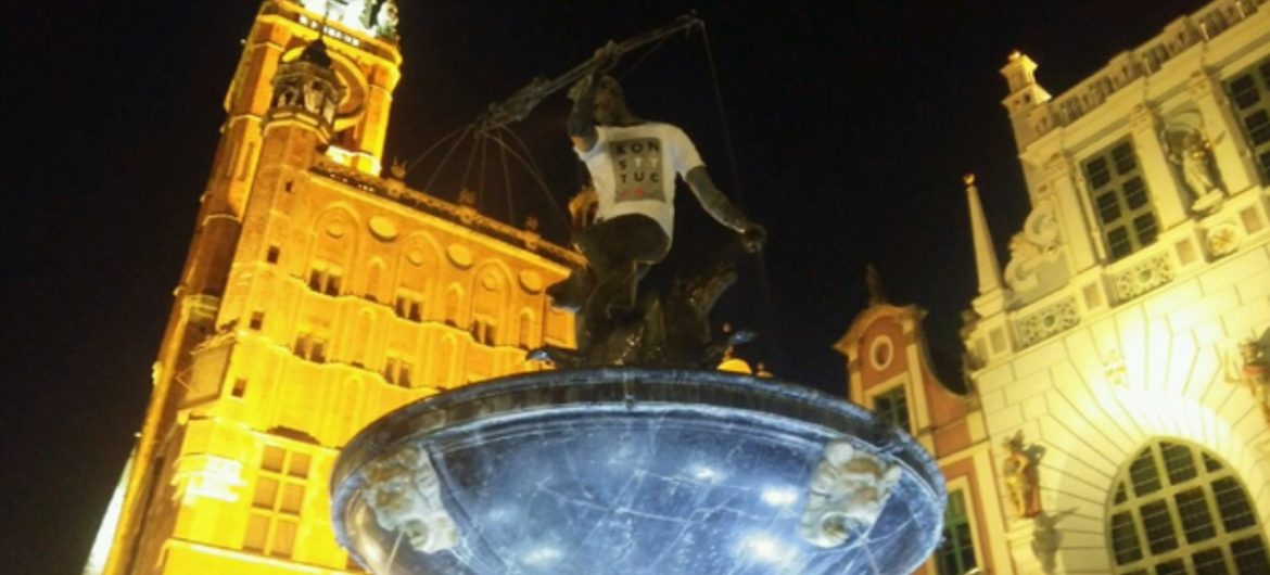 Neptun ubrany w koszulkę z napisem "konstytucja". Decyzja wyszła od władz miasta
