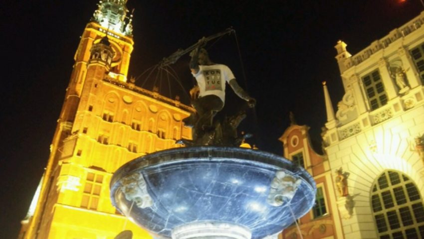 Neptun ubrany w koszulkę z napisem "konstytucja". Decyzja wyszła od władz miasta