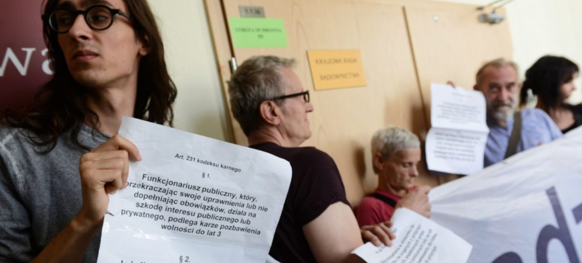 „Zatrzymują Państwo”. Obywatele RP blokują posiedzenie KRS