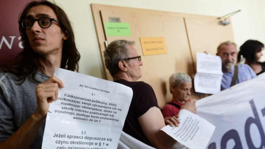 „Zatrzymują Państwo”. Obywatele RP blokują posiedzenie KRS