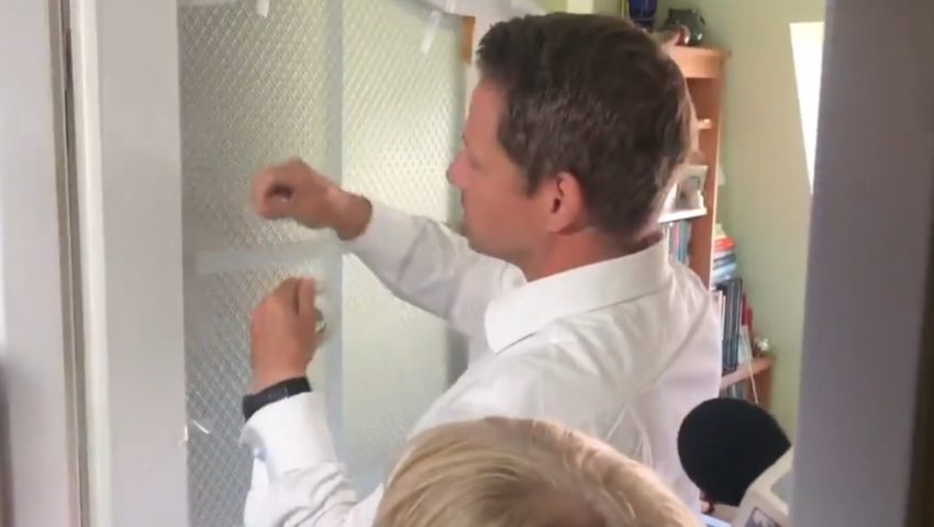 To musiało się tak skończyć! Internauci szydzą z zaklejania szyby przez Trzaskowskiego