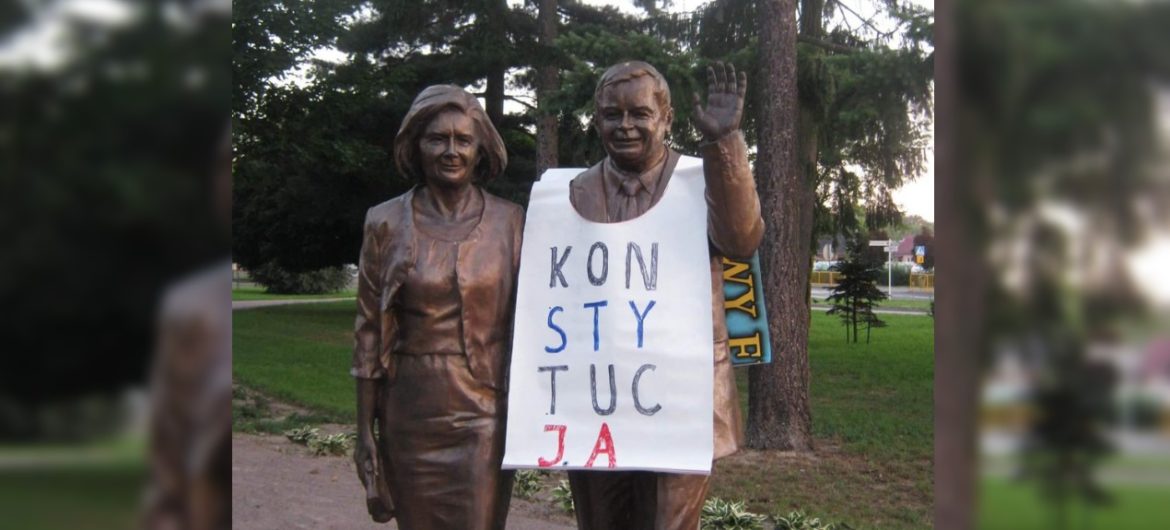 Skandal! Pomnik Lecha Kaczyńskiego „ubrany” w koszulkę Obywateli RP