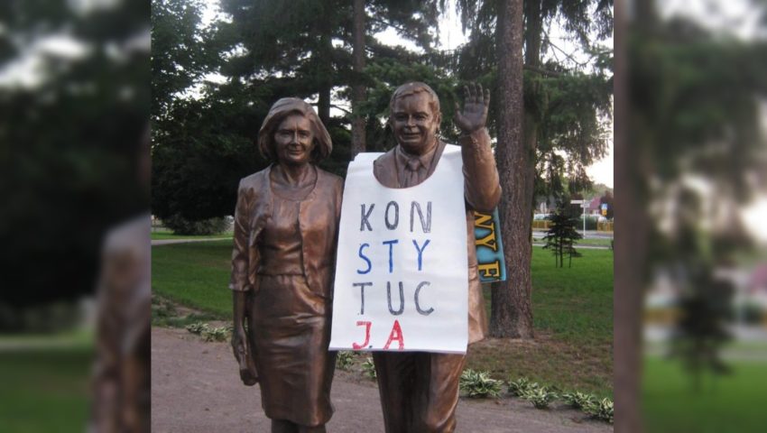 Skandal! Pomnik Lecha Kaczyńskiego „ubrany” w koszulkę Obywateli RP