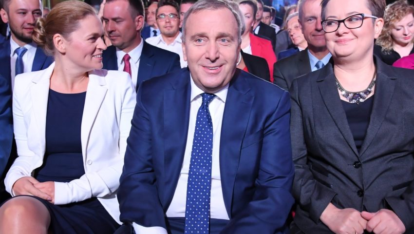 Schetyna: kłamca nie może być premierem RP. To, jak to było z tym kopaniem ziemi w Smoleńsku?
