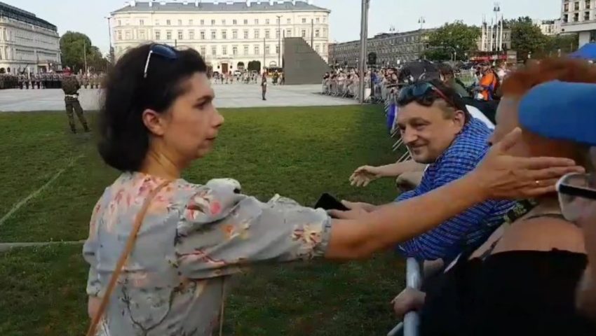 Spoliczkowana działaczka KOD-u złożyła pozew w sprawie naruszenia nietykalności cielesnej. Internauci przypominają jej agresywne zachowania na wiecach