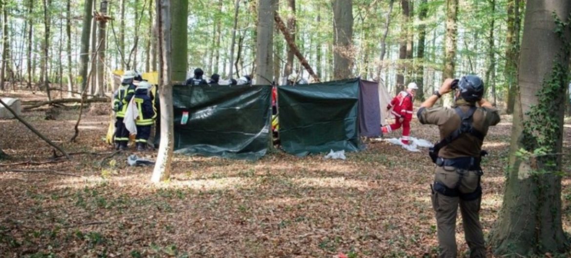Tragedia podczas likwidacji przez policję miasteczka ekologów w Niemczech. Nie żyje młody mężczyzna