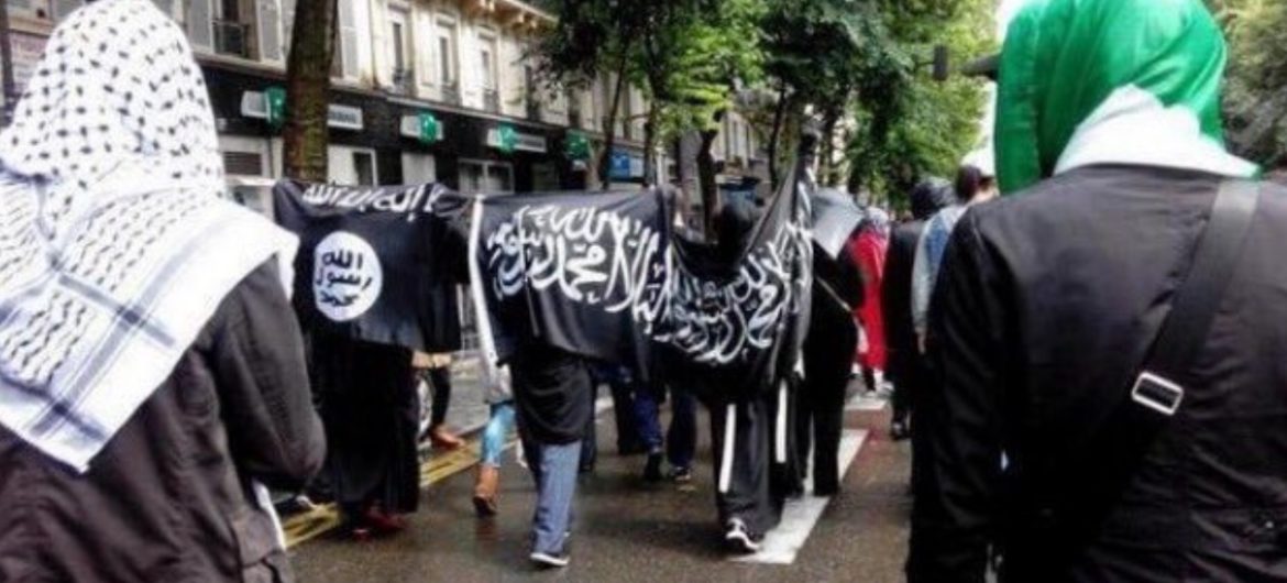 Zatrważający raport. Islam we Francji umacnia się i radykalizuje. Tymczasem Macron zupełnie milczy na ten temat