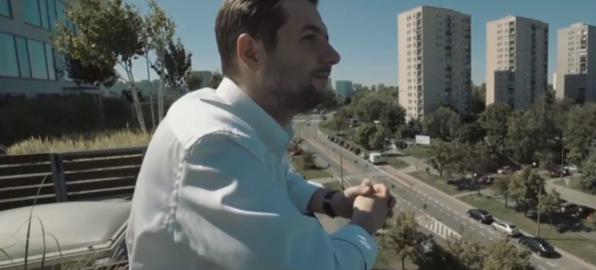 Hit! Patryk Jaki wystąpił w teledysku raperskim „Stałem pod blokiem”