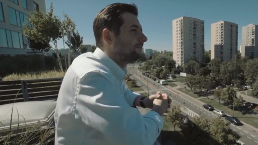 Hit! Patryk Jaki wystąpił w teledysku raperskim „Stałem pod blokiem”