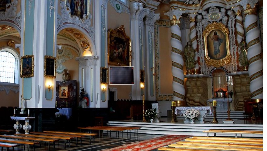 Skandal w Białymstoku! Msza Święta zakłócona przez półnagich prowokatorów