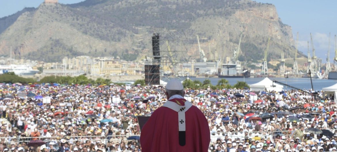 Papież apeluje do mafii. „Nie można wierzyć w Boga i być mafiosem”