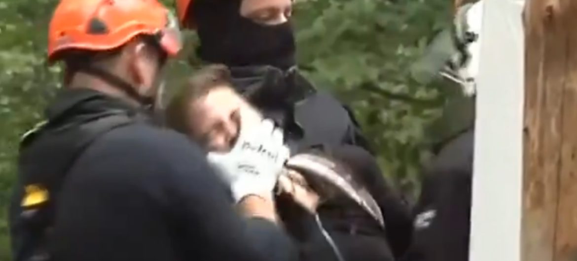 Za podobną akcję Polskę dawno by postawiła Bruksela przed TSUE. Brutalny pokaz siły niemieckiej policji wobec ekologów