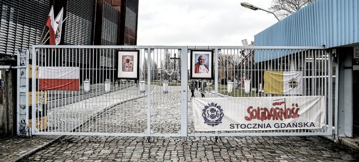 Guzikiewicz: Nie będzie tablicy upamiętniającej braci Kaczyńskich