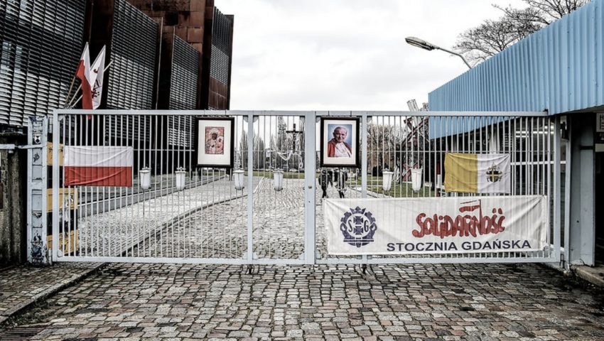 Guzikiewicz: Nie będzie tablicy upamiętniającej braci Kaczyńskich