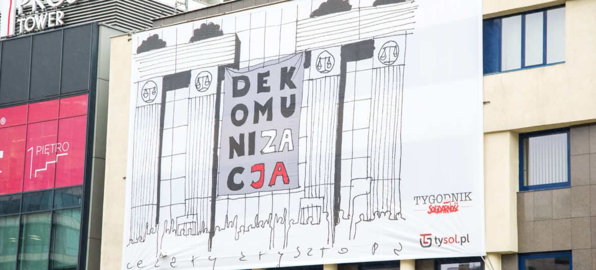 Świetna akcja „Tygodnika Solidarność”! Napis „dekomunizacja” na tle Sądu Najwyższego