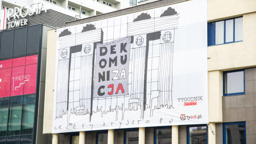 Świetna akcja „Tygodnika Solidarność”! Napis „dekomunizacja” na tle Sądu Najwyższego