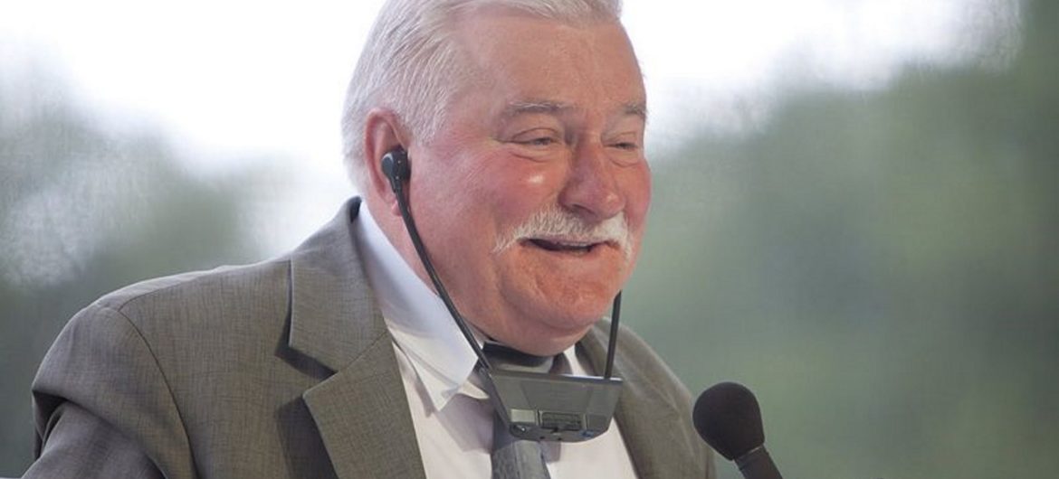 A jednak to zrobił! Lech Wałęsa w koszulce z napisem “konstytucja” poleciał na pogrzeb Georga H. W. Busha