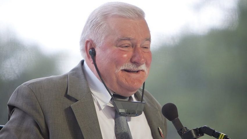 A jednak to zrobił! Lech Wałęsa w koszulce z napisem “konstytucja” poleciał na pogrzeb Georga H. W. Busha