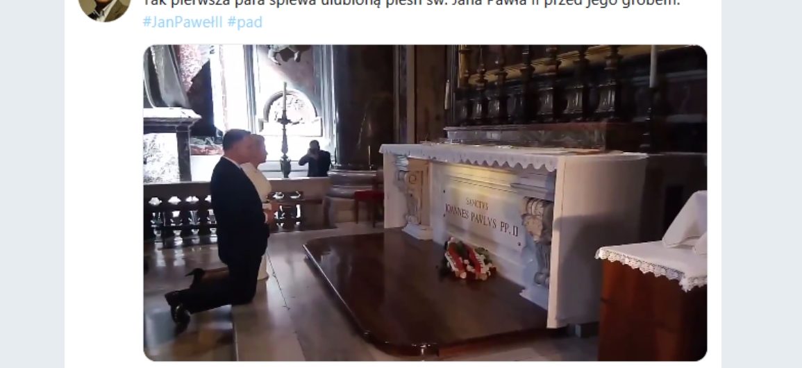 Wzruszające chwile w Rzymie. Prezydencka para śpiewa ulubioną pieśń Jana Pawła II przed jego grobem