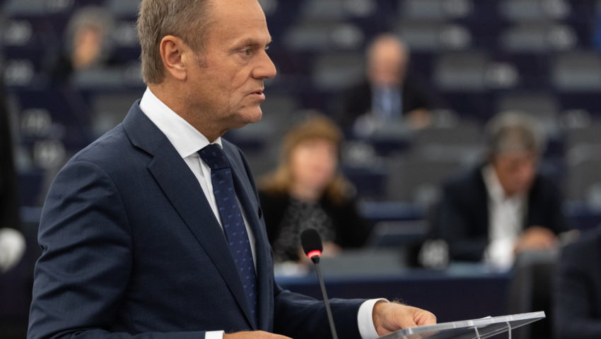Donald Tusk zmienia front w sprawie imigrantów. “Priorytetem jest zatrzymanie ich napływu”