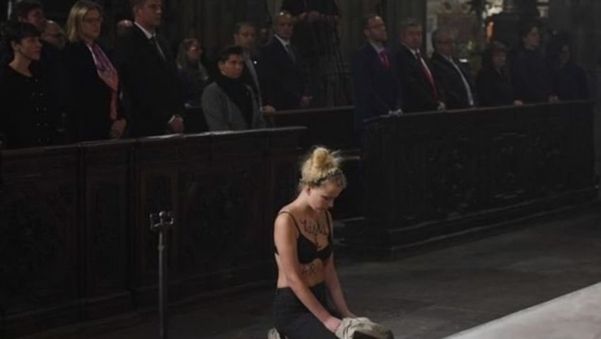 Skandal w rocznicę pontyfikatu Jana Pawła II. Półnaga feministka zakłóciła nabożeństwo. Miała na sobie koronę cierniową