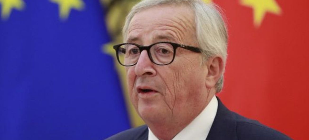 Juncker ponownie zaskoczył dziwnym zachowaniem. Nagranie robi furorę w sieci