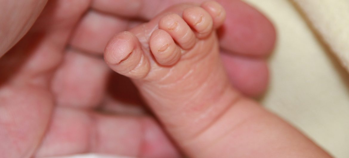 Kobieta zostawiła w sądzie niemowlę, zrzekła się praw rodzicielskich