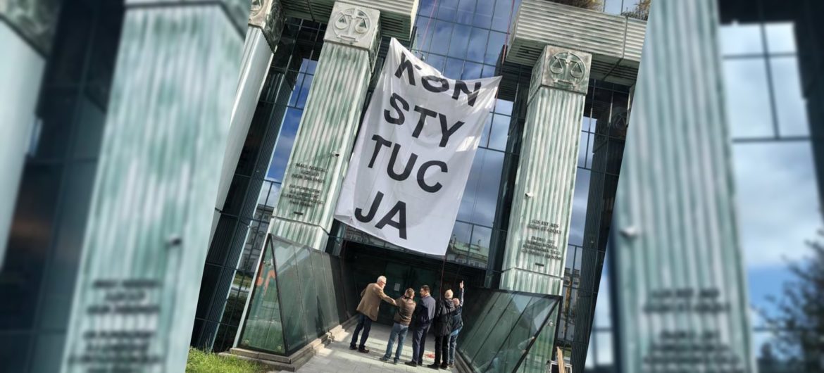 Tak wygląda apolityczność sędziów. Wielki baner z “Konstytucją” na gmachu SN. Zgodę wyraziło kierownictwo
