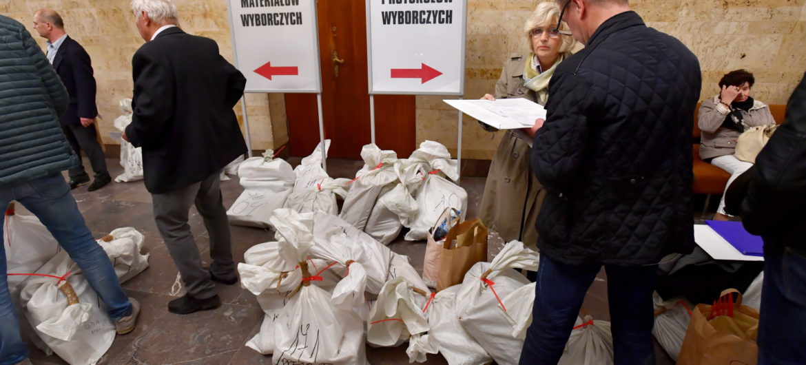 “Dziwne” wyniki wyborów w Warszawie. Ktoś dosypał kart do urn?