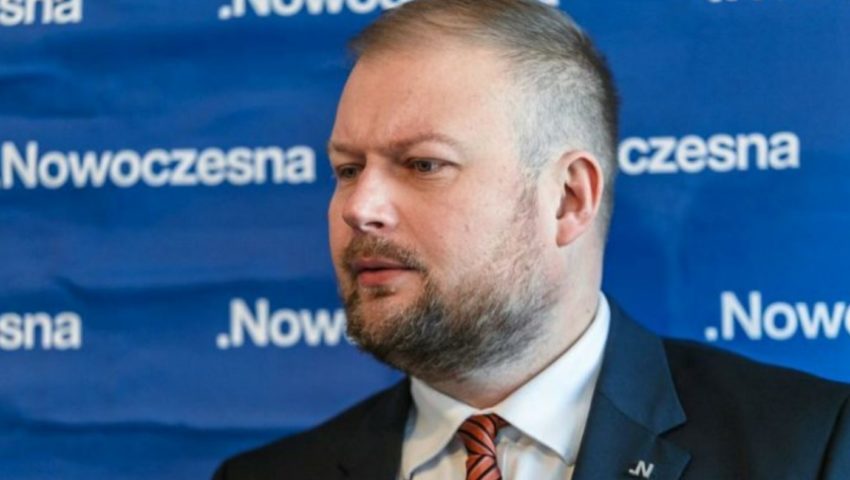 Poseł Nowoczesnej kpi z Patryka Jakiego “Pociąg do Opola startuje o 6:33”. Internauci nie zostawiają na nim suchej nitki