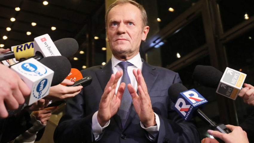 Szef RE usprawiedliwia agresję? Dzień po ataku na dziennikarkę TVP Donald Tusk namawia do dalszych protestów