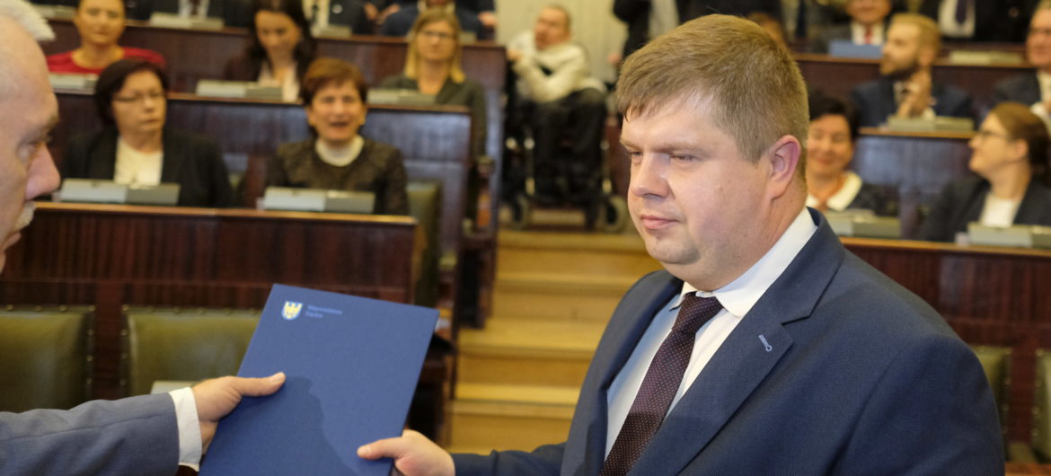 Politycy Koalicji Obywatelskiej straszą radnego z Nowoczesnej, bo dogadał się z Prawem i Sprawiedliwością. Oberwało się nawet rodzinie!