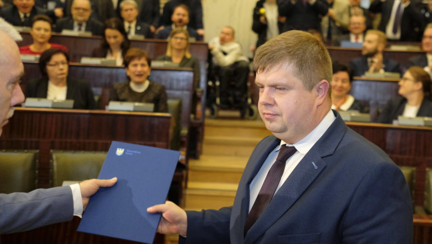 Politycy Koalicji Obywatelskiej straszą radnego z Nowoczesnej, bo dogadał się z Prawem i Sprawiedliwością. Oberwało się nawet rodzinie!