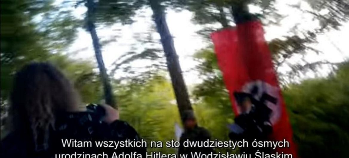 TVN “stanowczo odrzuca insynuacje”, że materiał o polskich nazistach był opłaconą inscenizacją