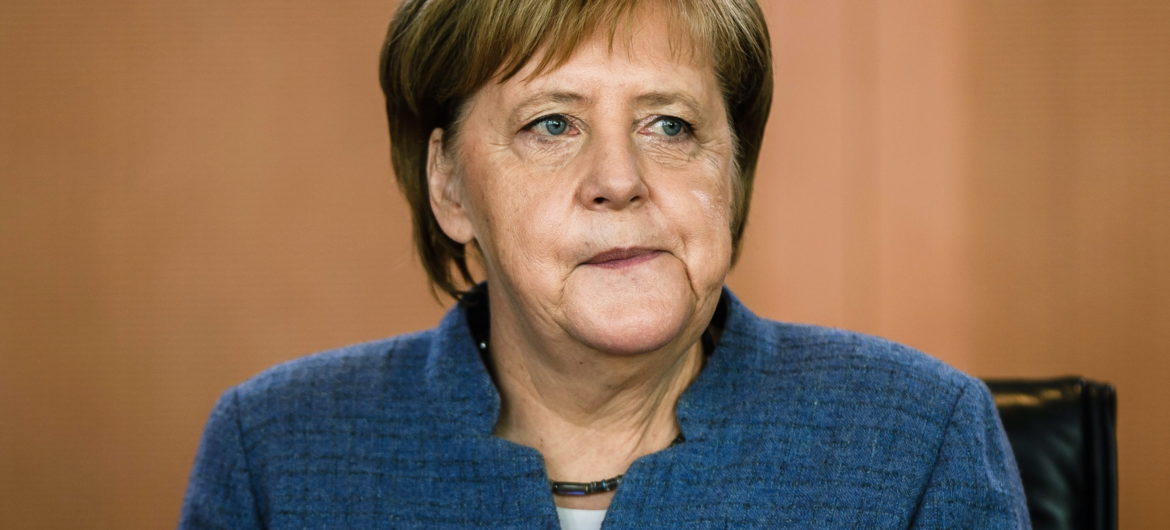 Wiec przeciwników kanclerz Merkel w Hamburgu i kontrdemonstracja