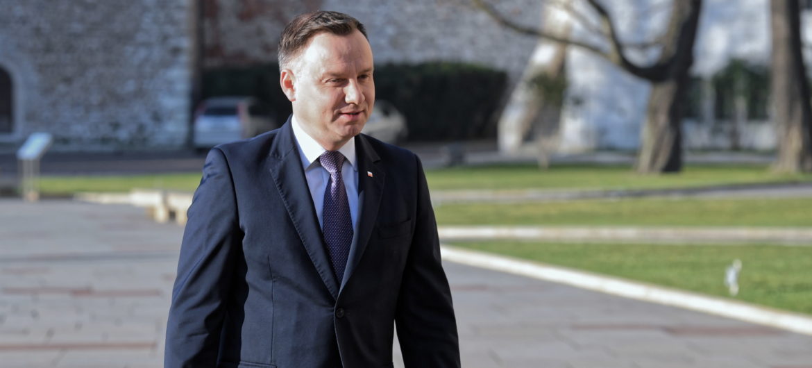 Skandaliczne słowa szefa klubu PO: prezydent prowadzi “kampanię na grobach”
